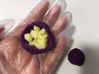 15、紫薯苹果球&山药????球,加入苹果馅料