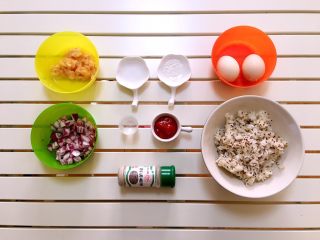 1、茄汁mini蛋包饭,准备好食材，洋葱切碎，鸡肉切丁。米饭焖好。我做米饭喜欢加入点藜麦，有没有都无所谓。