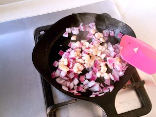 3、茄汁mini蛋包饭,加入鸡丁，炒拌均匀。