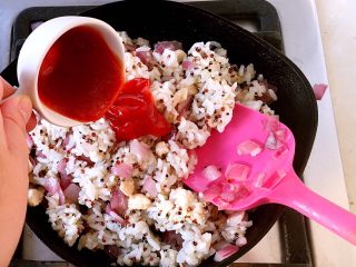 5、茄汁mini蛋包饭,加入番茄酱，快速翻炒。