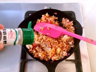 6、茄汁mini蛋包饭,加入胡椒粉