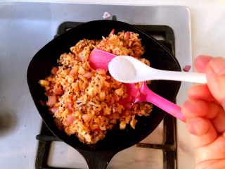 7、茄汁mini蛋包饭,加入盐调味