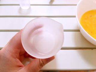10、茄汁mini蛋包饭,水和淀粉调匀，加入打散的蛋液。