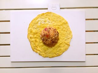 13、茄汁mini蛋包饭,取一张蛋皮，包入适量捏紧成饭团的茄汁炒饭。