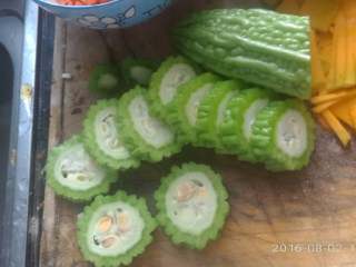 1、苦瓜的两种吃法,苦瓜洗干净，切成车轮的样子。挖空。