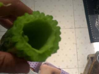 2、苦瓜的两种吃法,或者直接这样挖。里面放了东西再切。(那要看放什么了，我觉得容易掉)