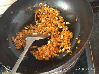 5、苦瓜的两种吃法,加入香菇丁。炒软就行。