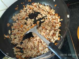 7、苦瓜的两种吃法,添加少许料酒。十三香。炒熟放香油少许。关火。