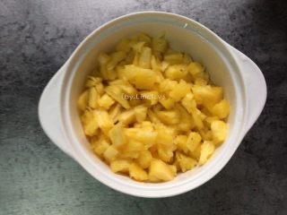 3、咖喱菠萝炒饭,接着将菠萝肉取出切细丁，菠萝外皮当模具，待用