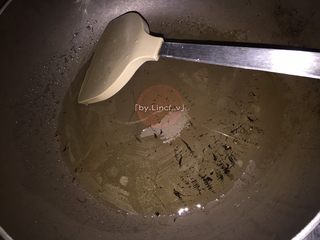 6、咖喱菠萝炒饭,接着热锅，放适用油烧热