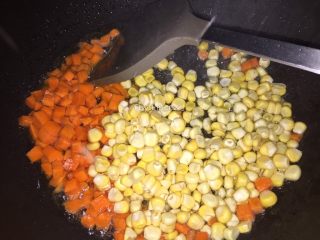 8、咖喱菠萝炒饭,倒入玉米粒翻炒熟