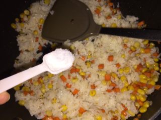 10、咖喱菠萝炒饭,加入适量食用盐调味
