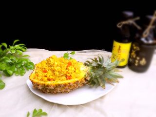 14、咖喱菠萝炒饭,将炒好的咖喱菠萝炒饭装到菠萝模具中即可，完成，成品图。