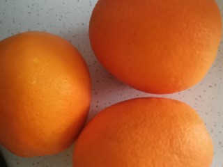 1、鲜榨橙汁,准备三个新鲜的大橙子