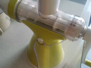 2、鲜榨橙汁,原汁机安装好