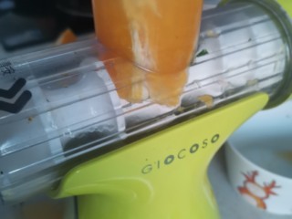 4、鲜榨橙汁,放入原汁机