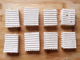 3、吃豆腐～肉末蒸豆腐,再把每份豆腐平分两份，都分好就是八块豆腐咯。