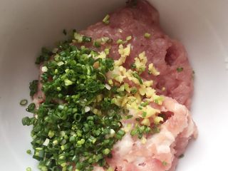 6、吃豆腐～肉末蒸豆腐,把剁好的肉末放进碗里，再放入葱姜末