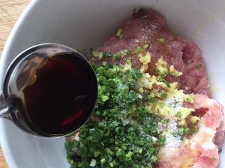 8、吃豆腐～肉末蒸豆腐,加入适量的盐和白糖，一勺生抽，搅拌均匀，腌制十分钟。