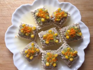 13、吃豆腐～肉末蒸豆腐,出锅，倒掉盘里蒸好豆腐多余的汤水。