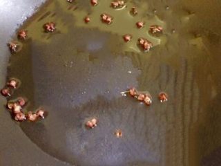 14、吃豆腐～肉末蒸豆腐,再起锅热油下入少许花椒粒炒香，把花椒捞出弃之。