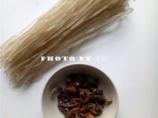 1、干锅粉条,备好食材:红薯粉条、香菇;