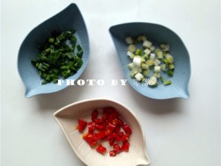 3、干锅粉条,小葱洗净,切碎,葱白葱绿分开;小米辣洗净,切圈;