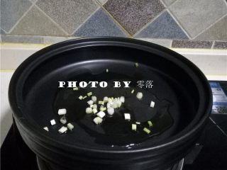 5、干锅粉条,放入葱白炒香;