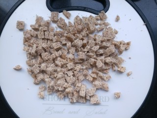 3、馒头抱蛋,馒头切成小丁