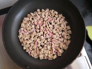 8、馒头抱蛋,翻炒两分种后收拢一下，摊平整一些