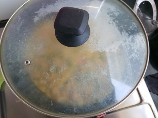 11、馒头抱蛋,盖盖子焖一分钟，让蛋液完全熟透