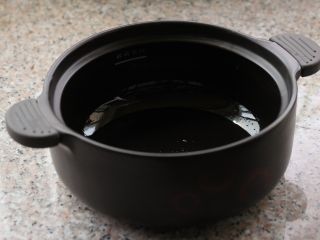 2、腊肠煲仔饭,砂锅刷一层薄油，