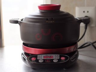 4、腊肠煲仔饭,放到电砂锅底座上。