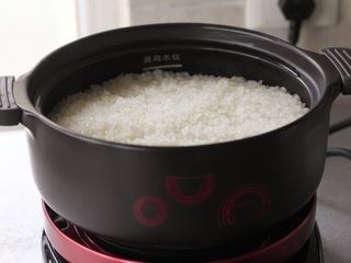 11、腊肠煲仔饭,大米表面没有了米汤、