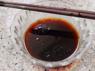 10、腊肠煲仔饭,调汁：生抽、老抽、糖、盐、香油、凉白开、