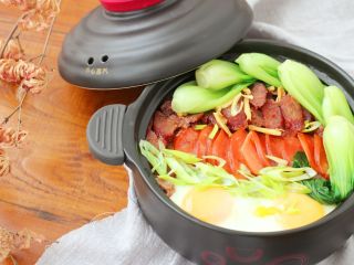 16、腊肠煲仔饭,拌一下就可以吃了。