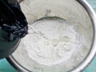 3、软糯香甜的多芒小丸子,糯米粉加开水。