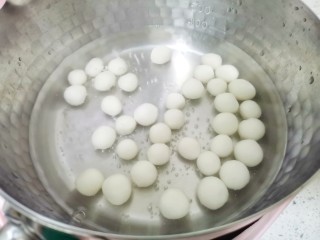 6、软糯香甜的多芒小丸子,水烧开后倒入糯米丸子煮至浮起