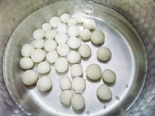 7、软糯香甜的多芒小丸子,泡入凉开水中备用。