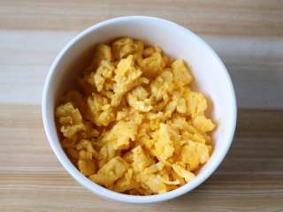 4、四喜蒸饺,鸡蛋打散后在油锅里炒成蛋米;