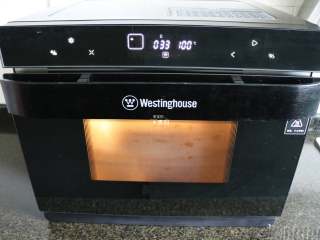 13、四喜蒸饺,西屋的这款蒸烤箱升温很快，没过一会儿蒸汽就很多了。这款蒸烤箱是涡轮增压自调节排汽，在保证食物加热的同时又能排掉多余水分，而且由于上管辅助加热所以顶部无积水，不怕水滴在饺子上影响口感，程序结束后即可关闭电源，取出饺子食用啦；