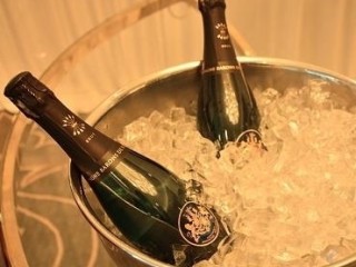 1、石榴气泡鸡尾酒,提前准备好香槟或其他起泡酒冰镇