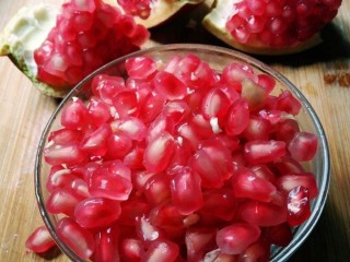 5、石榴气泡鸡尾酒,将石榴籽剥出,盛入容器中