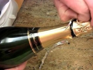 9、石榴气泡鸡尾酒,撕掉封条后,上酒帽与下面脱离,剥去铝箔酒帽包装