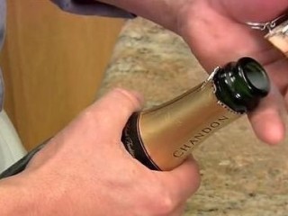 14、石榴气泡鸡尾酒,当听到“啵”地一声,并且,看到酒瓶口有气体飘逸而出,说明开瓶成功