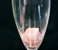 15、石榴气泡鸡尾酒,香槟杯里放一颗方糖