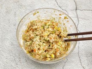 9、鸡胸蔬菜饼,再次拌匀