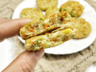 12、鸡胸蔬菜饼,这道鲜嫩低脂又营养的小饼就做好了，您学会了吗？