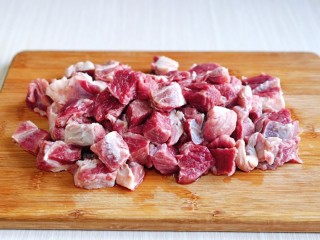 1、冬日暖心菜 罗宋浓汤,买回来的牛肉，首先用冷水反复浸泡，水浑浊后就换，这样反复至水清澈为止，可以帮助去除牛肉的腥味儿。