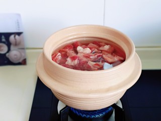 2、冬日暖心菜 罗宋浓汤,切好的牛肉焯水； 冷水入锅，中火烧开，撇出浮沫，煮2分钟。